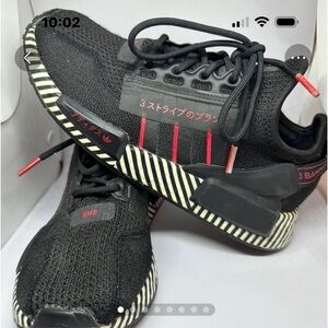 Adidas NMD r1 v2 shoe